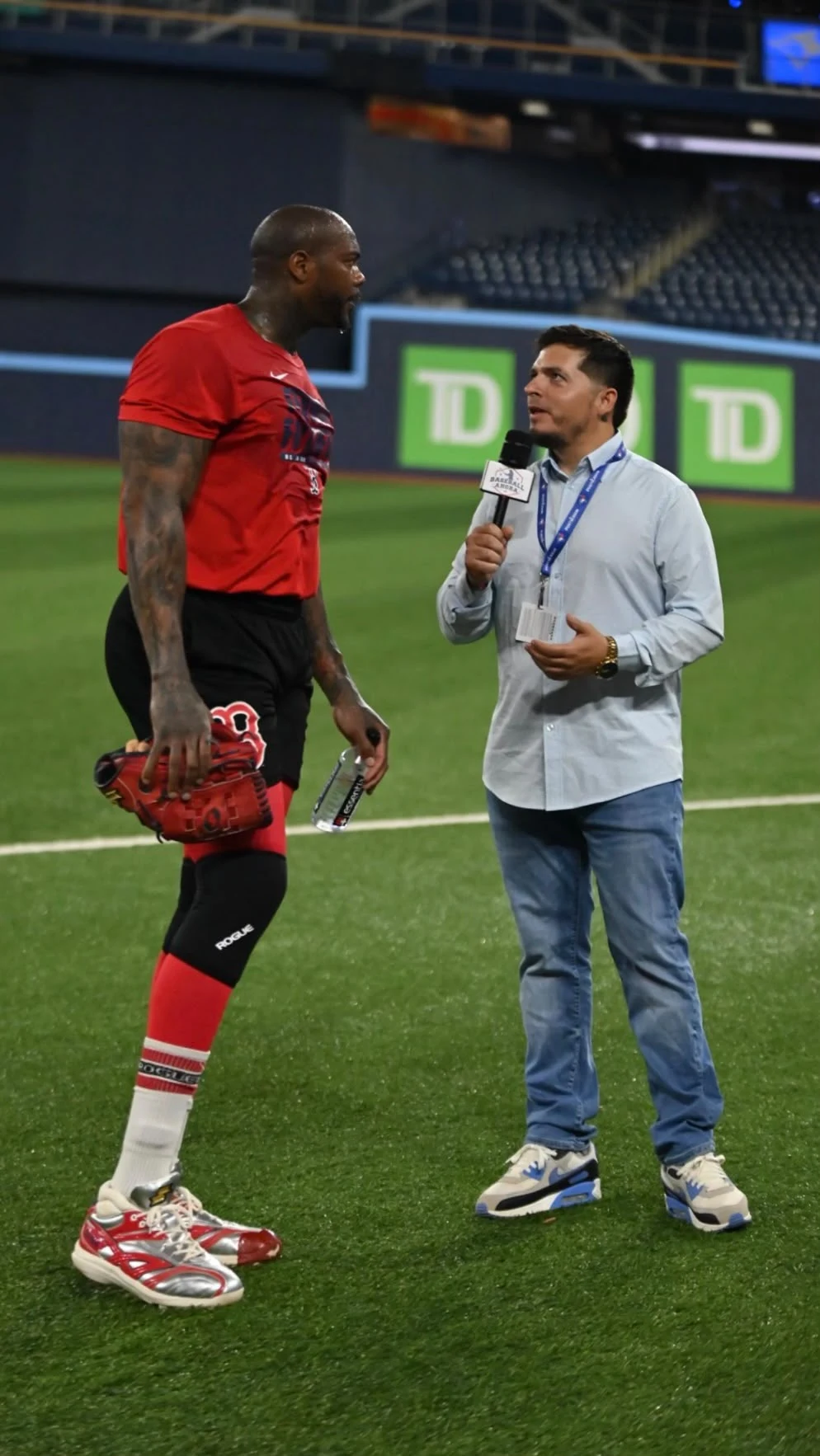Conversación con un jugador en el estadio